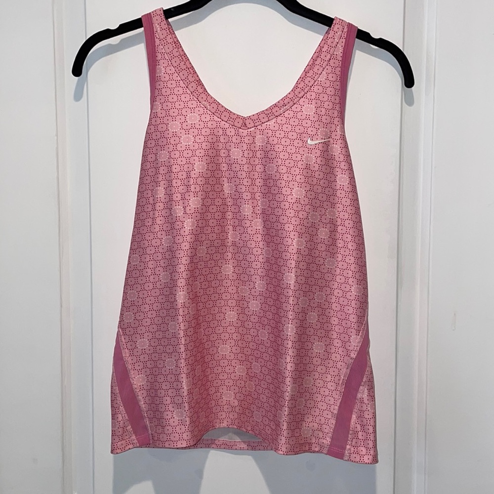 🔥 3 for $15 🔥
Nike size medium Barbie pink training tank top